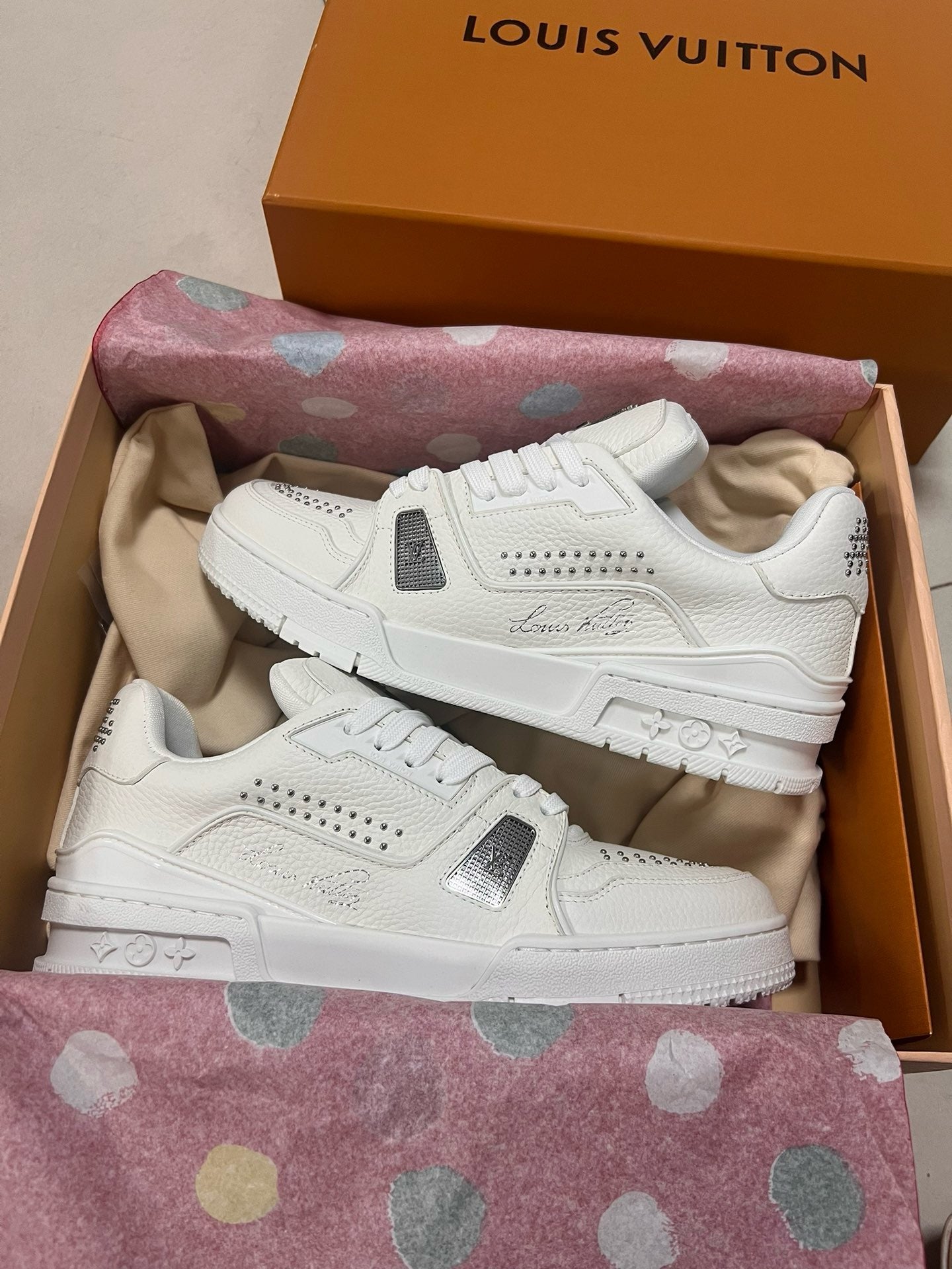 SNEAKERS