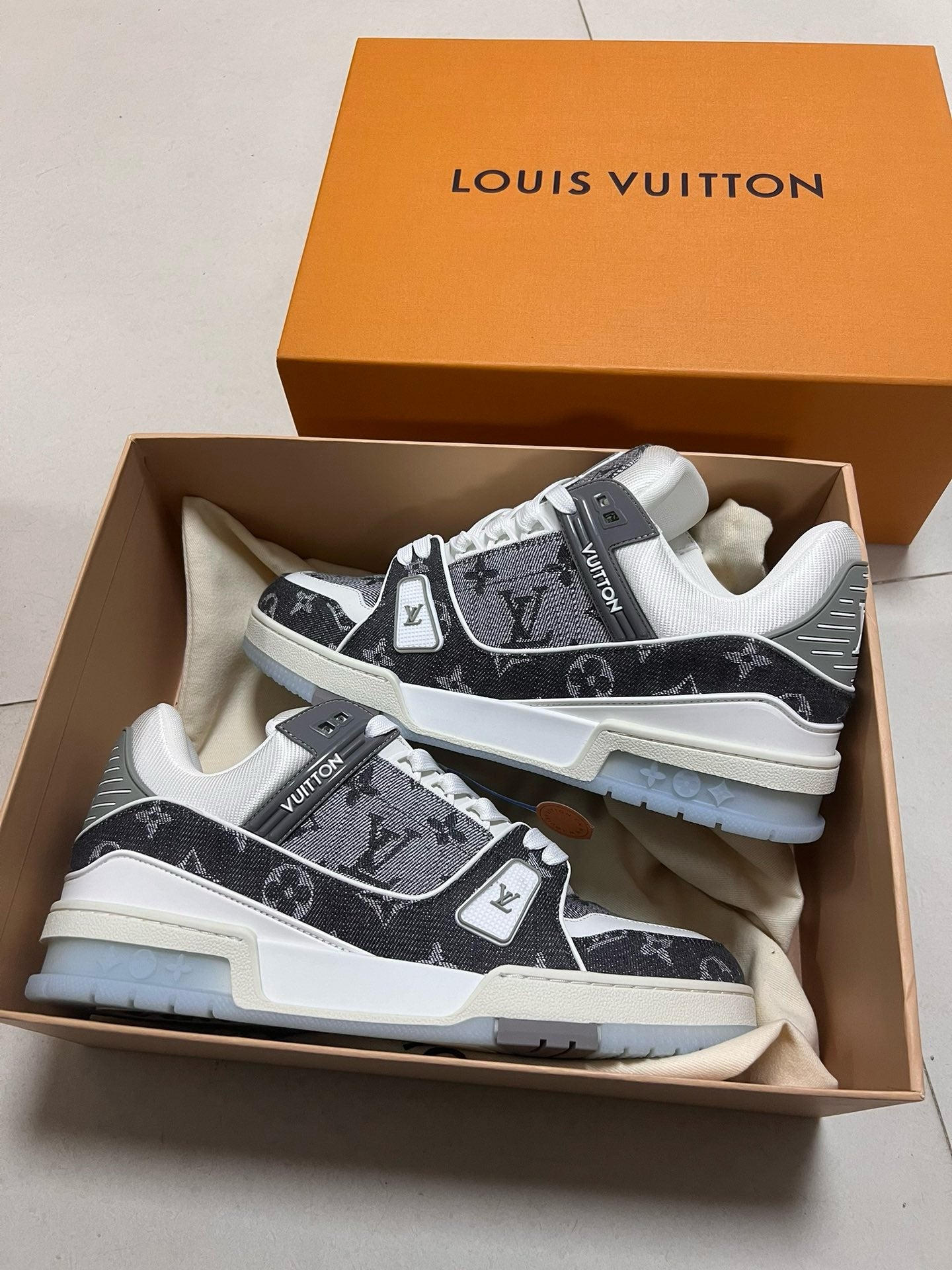 SNEAKERS