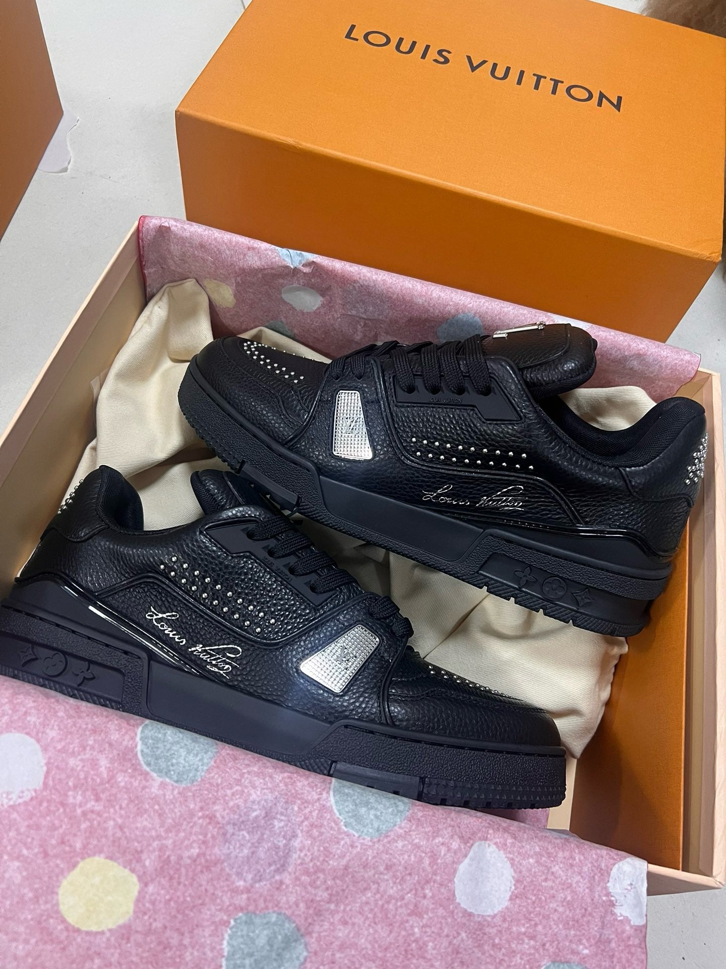 SNEAKERS