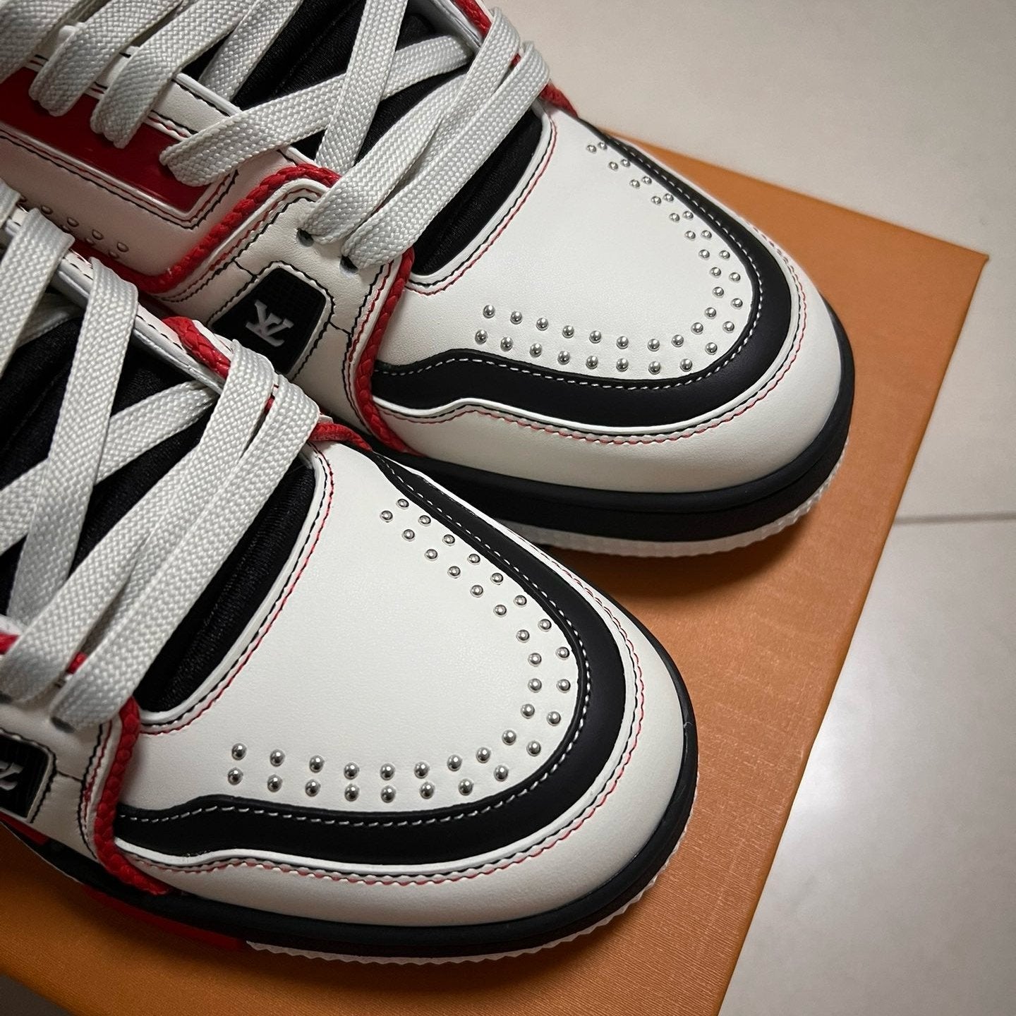 SNEAKERS