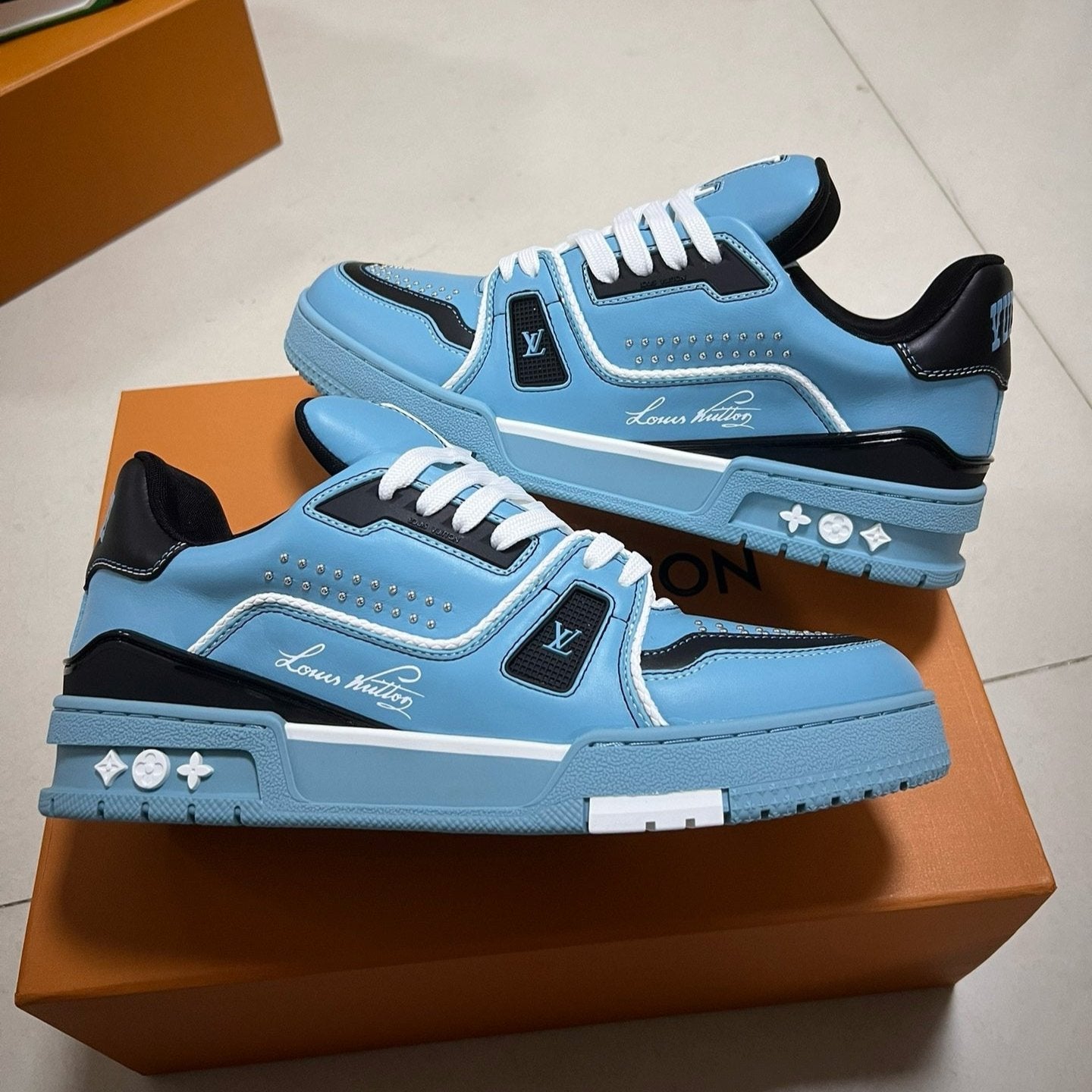 SNEAKERS