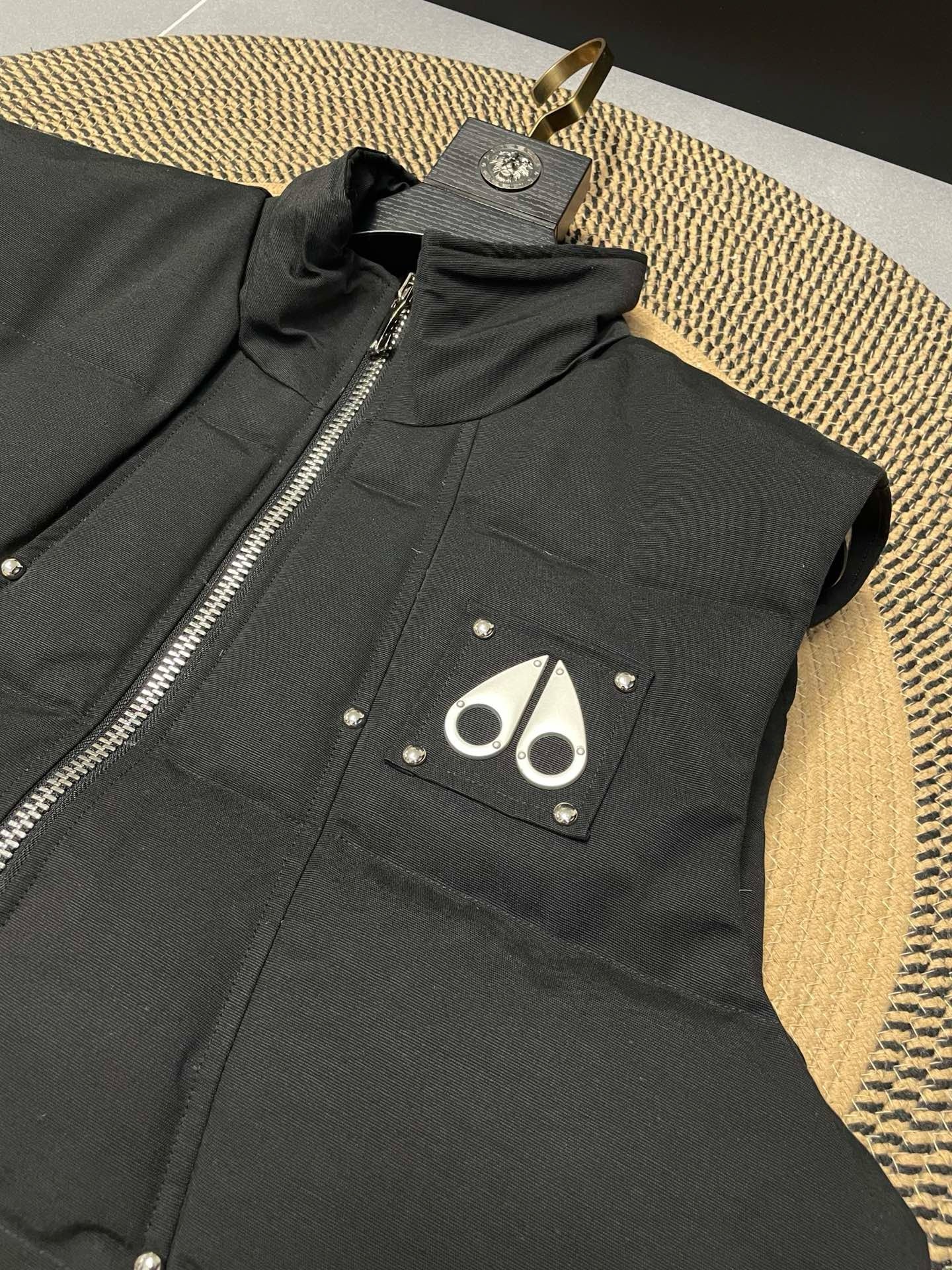 MEN VEST
