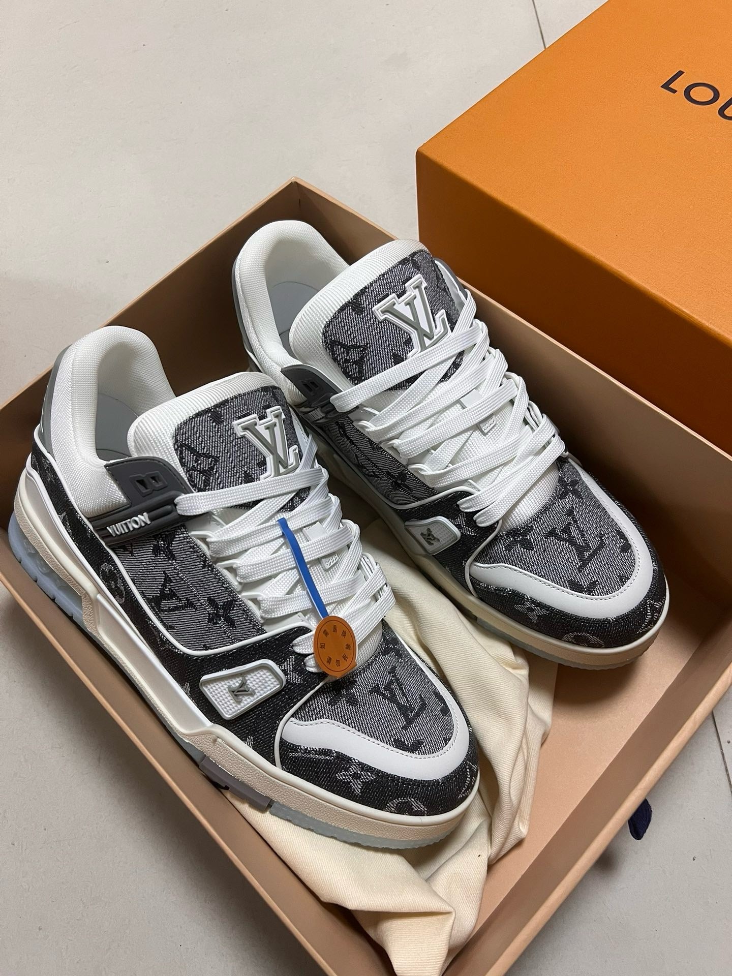 SNEAKERS