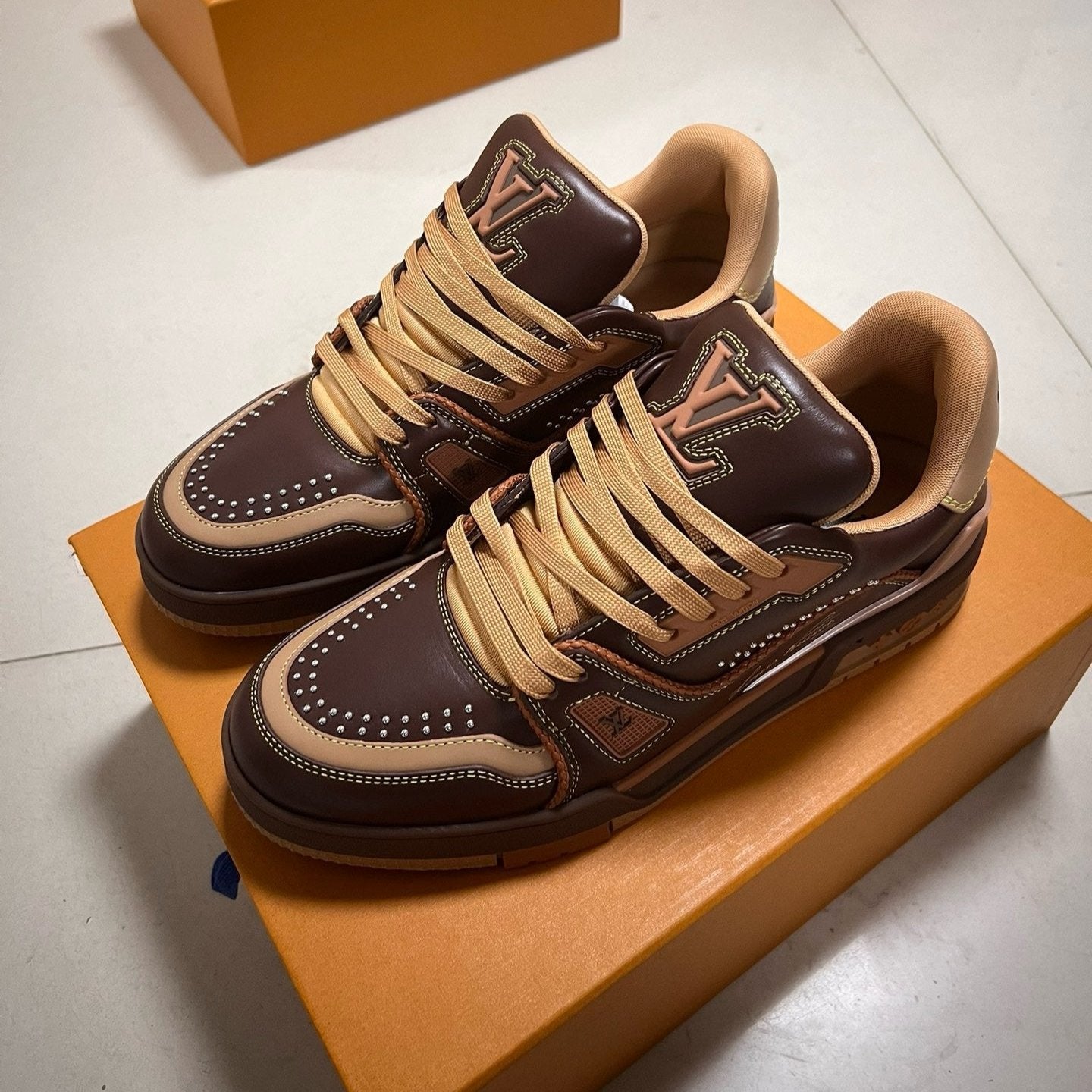 SNEAKERS