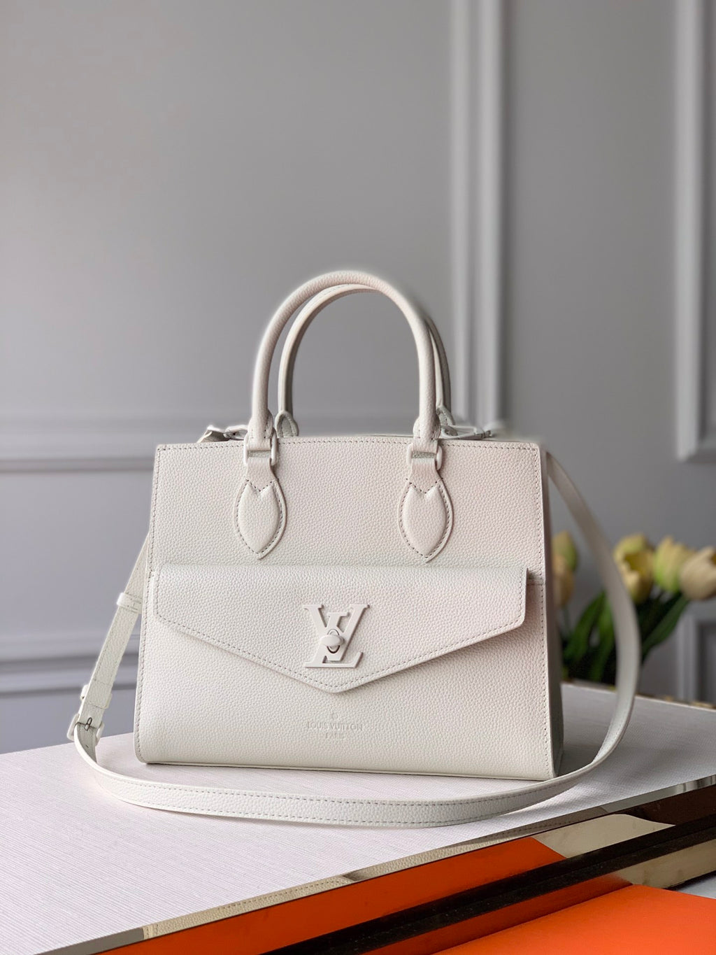 Women bag tote lock me