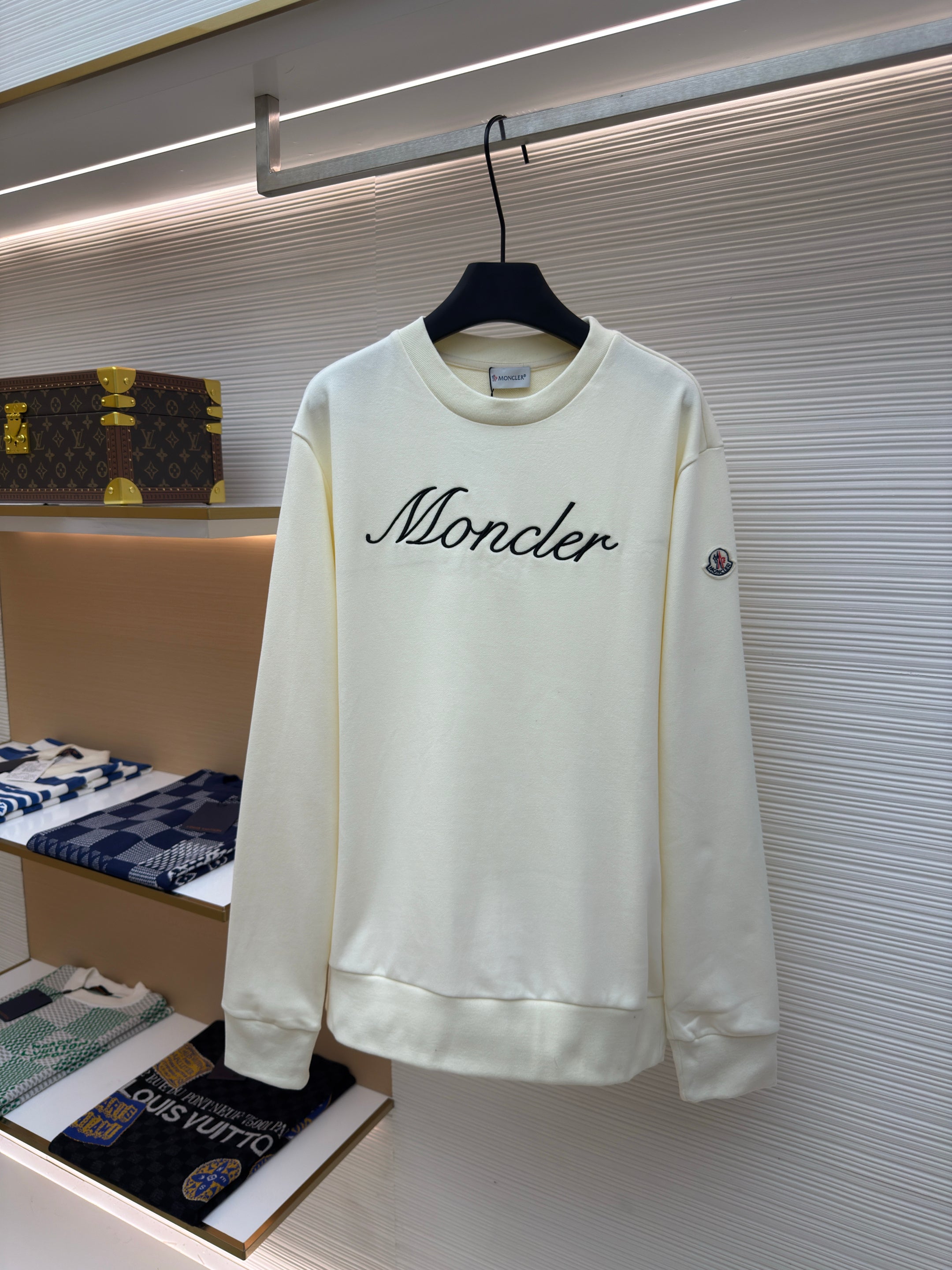 SWEATSHIRT