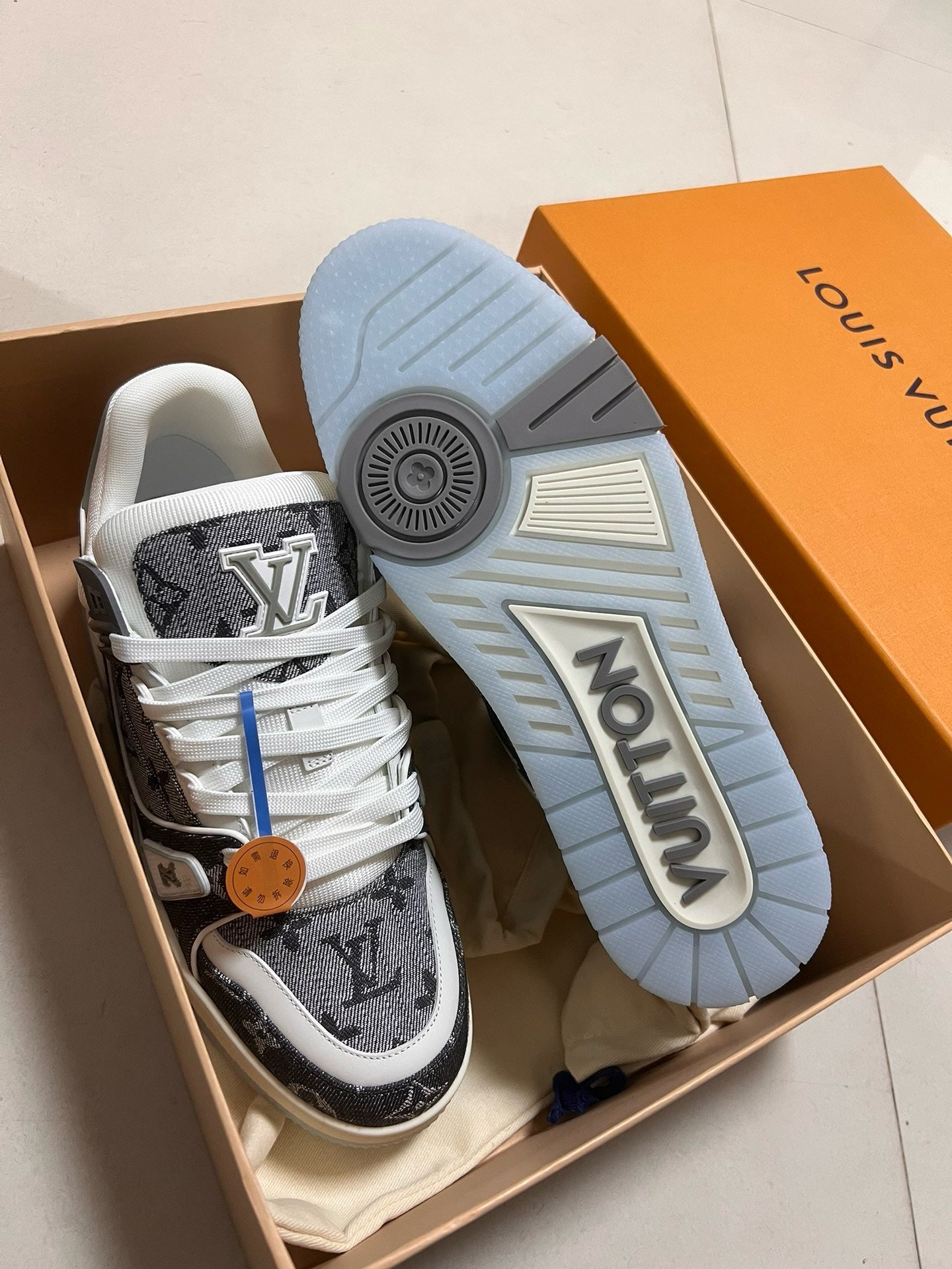 SNEAKERS