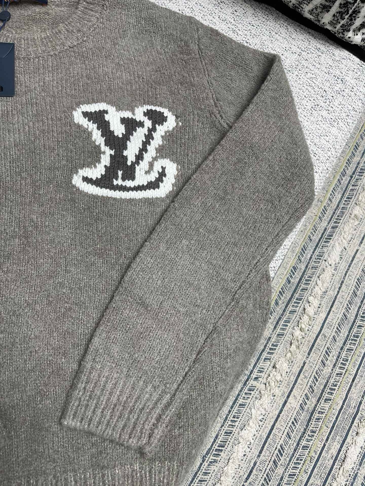 HIGH END SWEATER